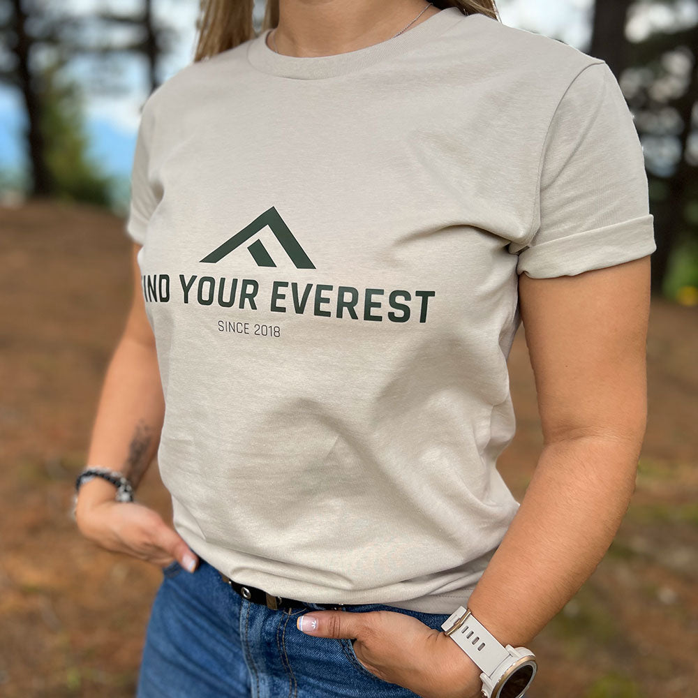 CAMISETA CASUAL FIND YOUR EVEREST LOGO BEIGE MUJER