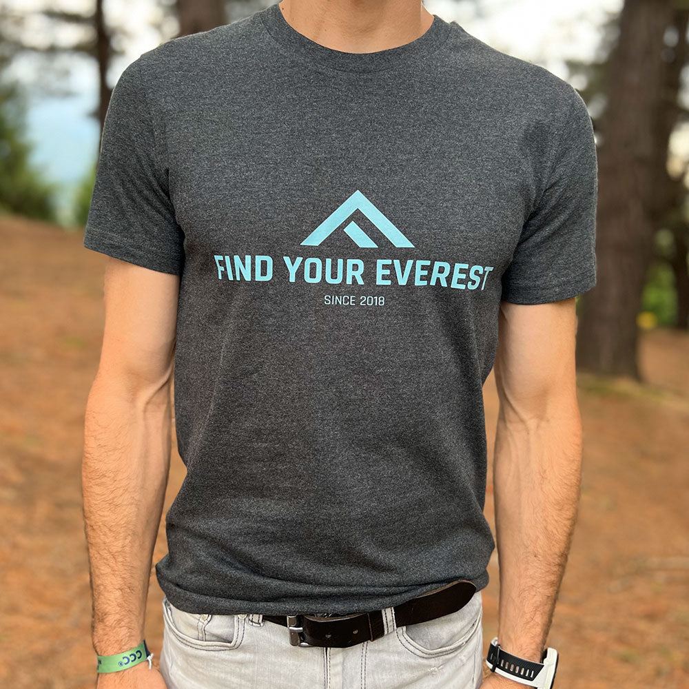 CAMISETA CASUAL FIND YOUR EVEREST LOGO GRIS