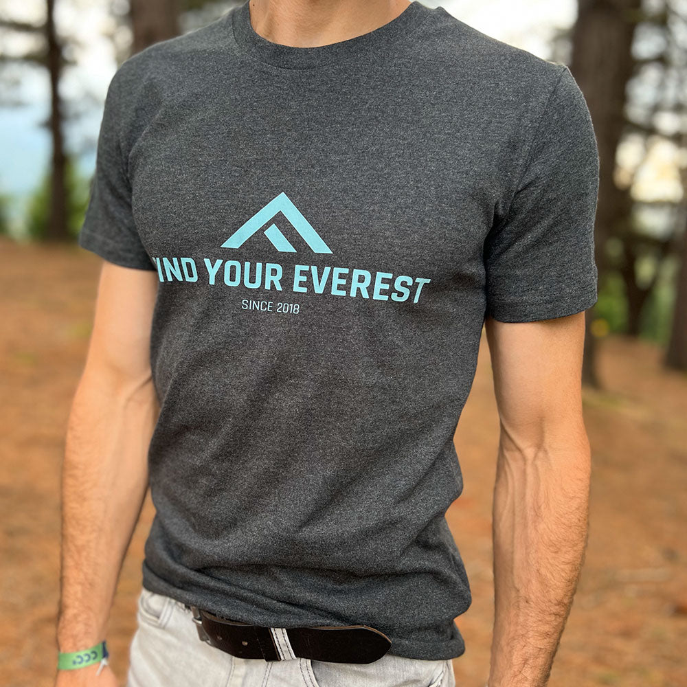 CAMISETA CASUAL FIND YOUR EVEREST LOGO GRIS