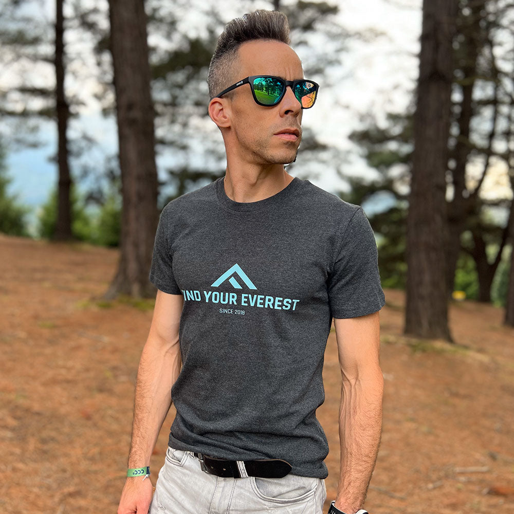CAMISETA CASUAL FIND YOUR EVEREST LOGO GRIS