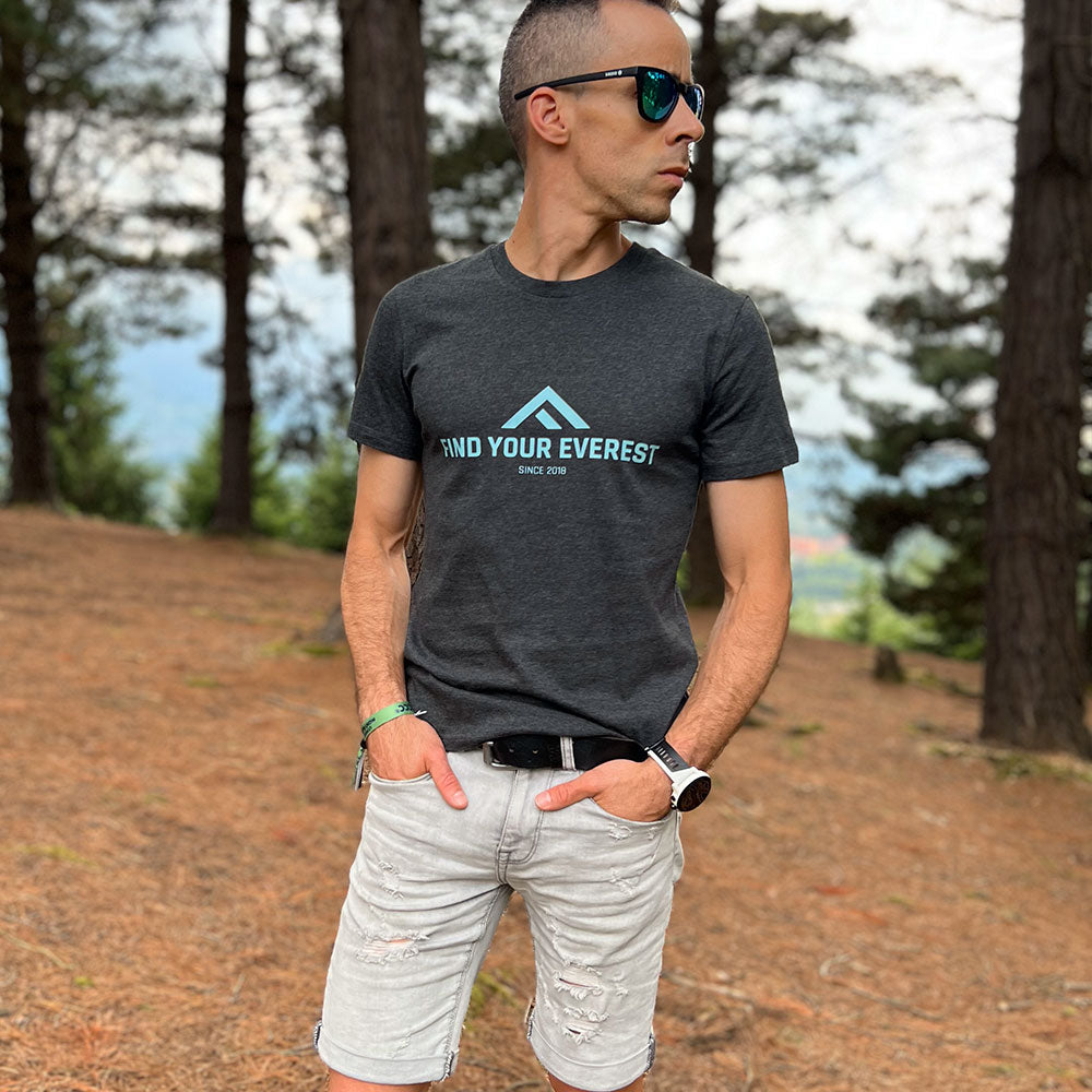 CAMISETA CASUAL FIND YOUR EVEREST LOGO GRIS