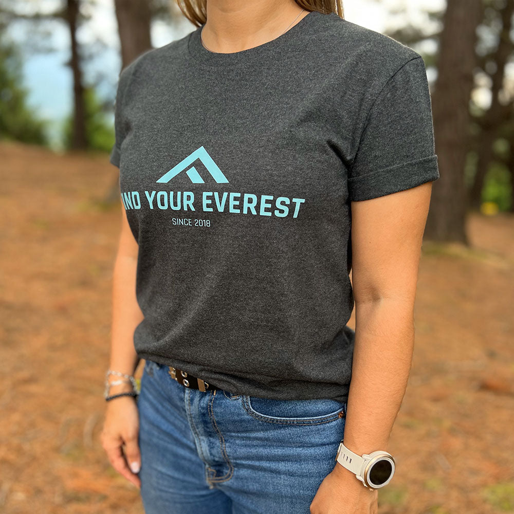 CAMISETA CASUAL FIND YOUR EVEREST LOGO GRIS MUJER