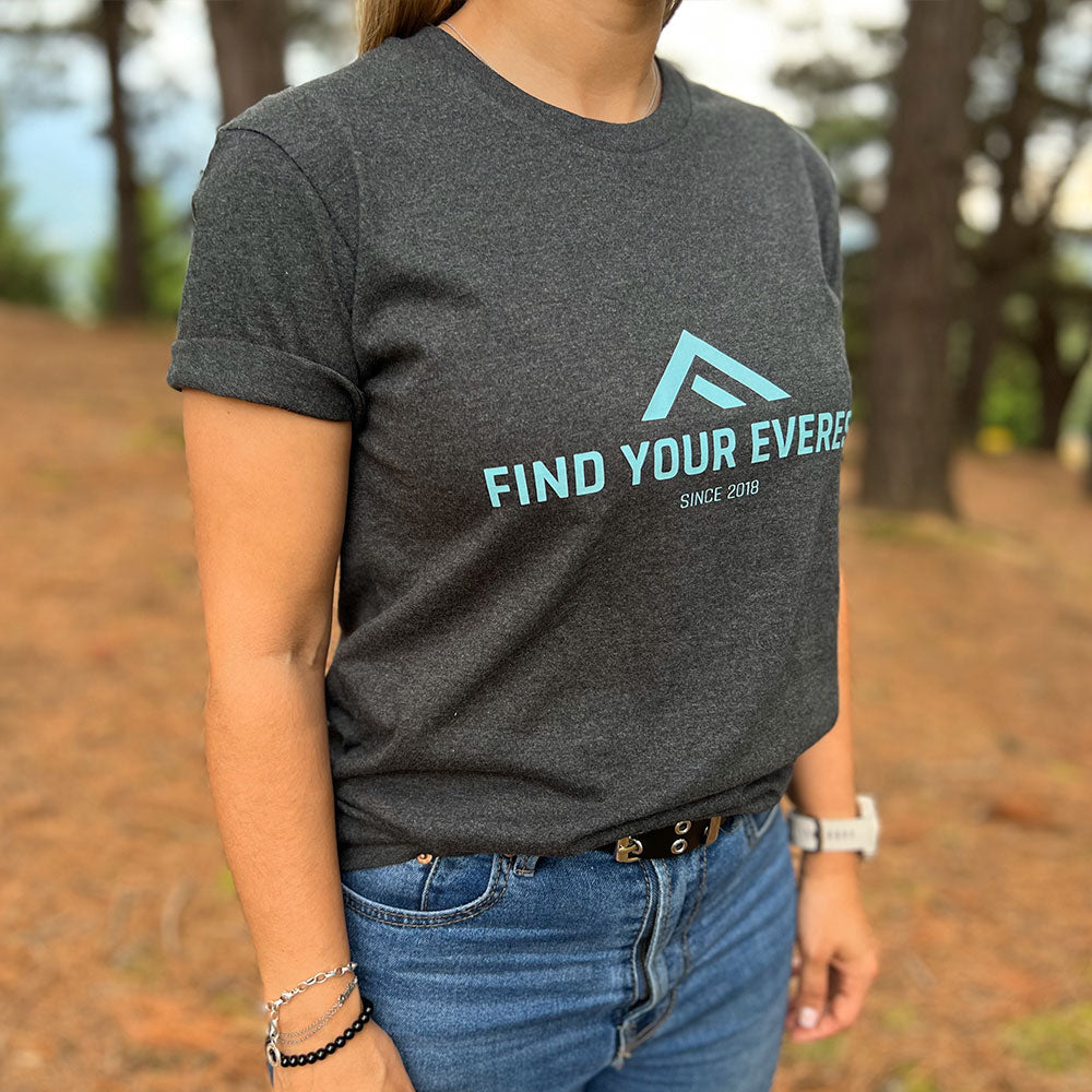 CAMISETA CASUAL FIND YOUR EVEREST LOGO GRIS MUJER