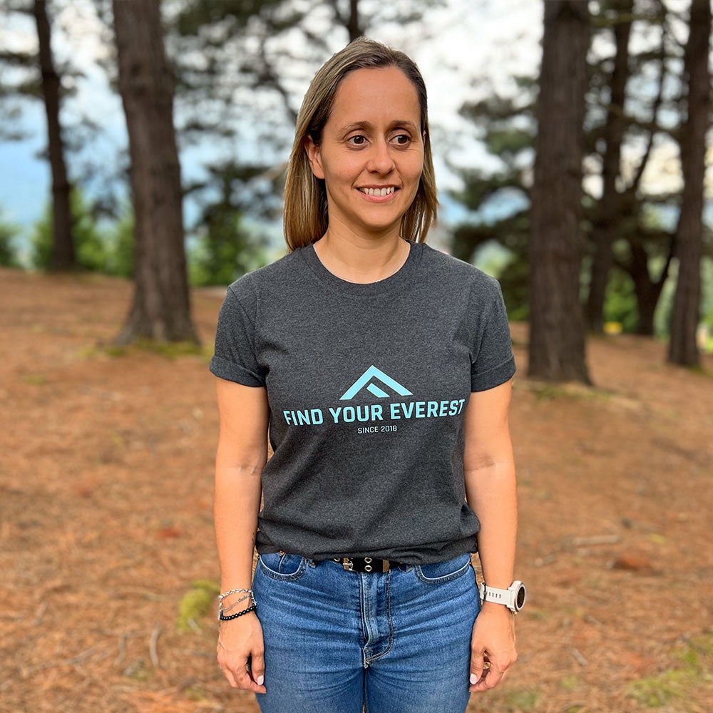 CAMISETA CASUAL FIND YOUR EVEREST LOGO GRIS MUJER