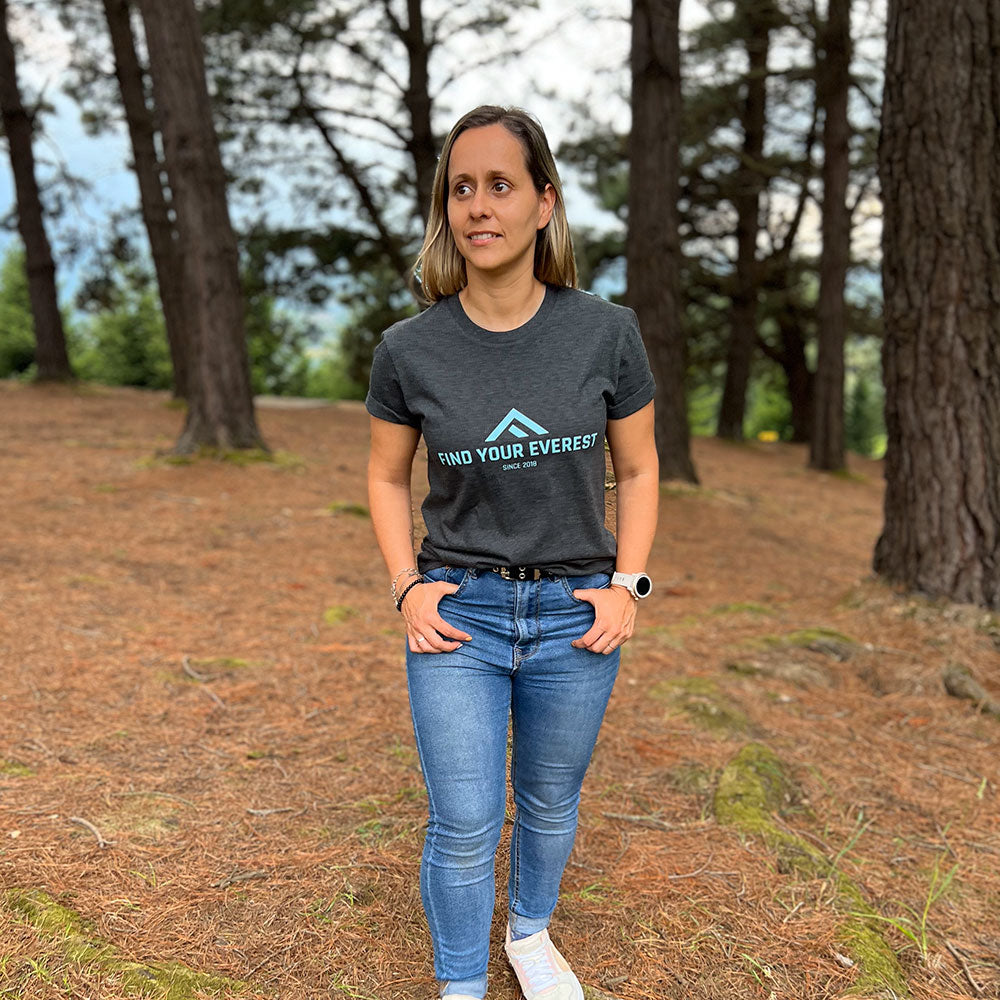 CAMISETA CASUAL FIND YOUR EVEREST LOGO GRIS MUJER