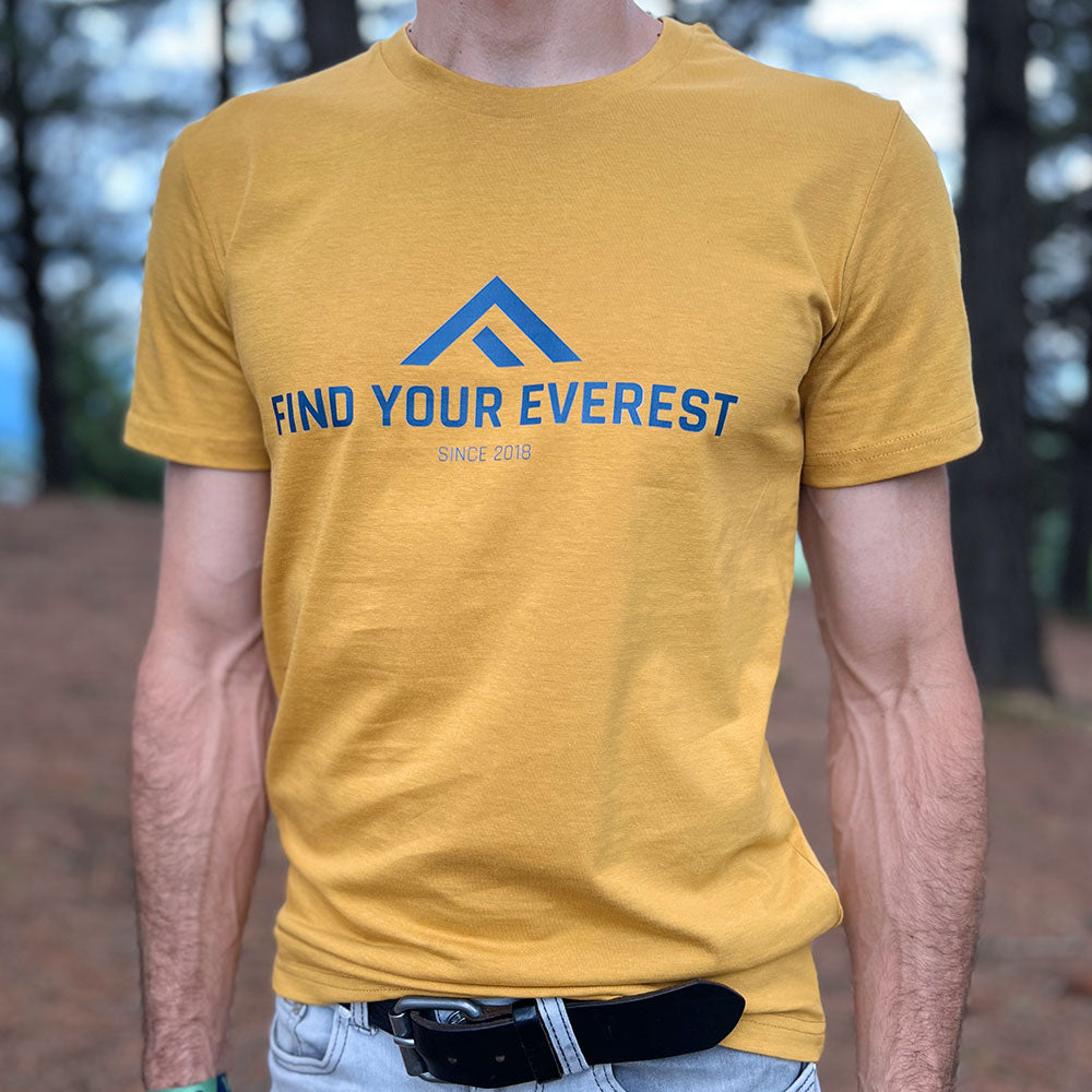 CAMISETA CASUAL FIND YOUR EVEREST LOGO MOSTAZA