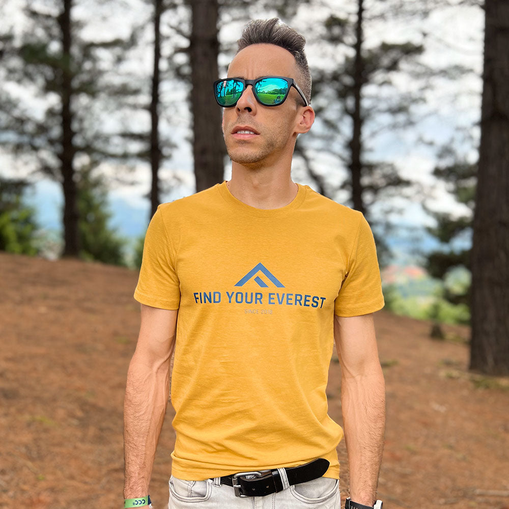 CAMISETA CASUAL FIND YOUR EVEREST LOGO MOSTAZA