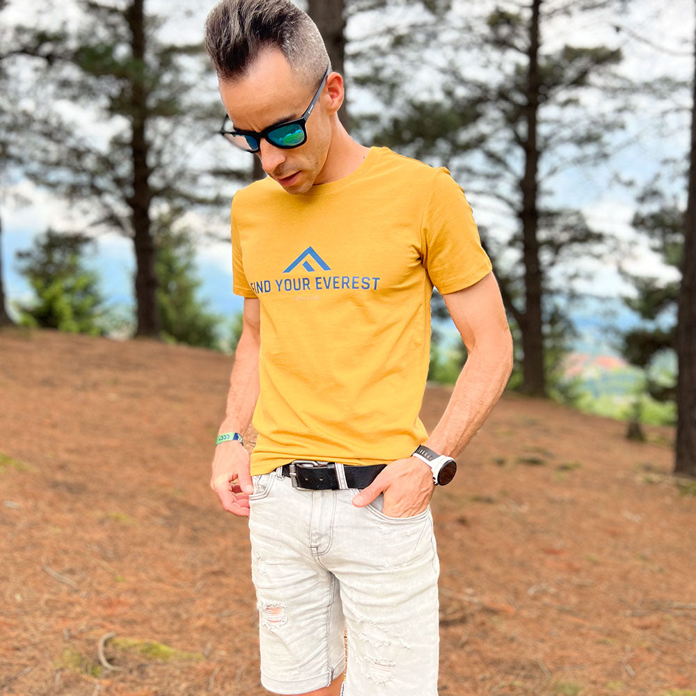 CAMISETA CASUAL FIND YOUR EVEREST LOGO MOSTAZA