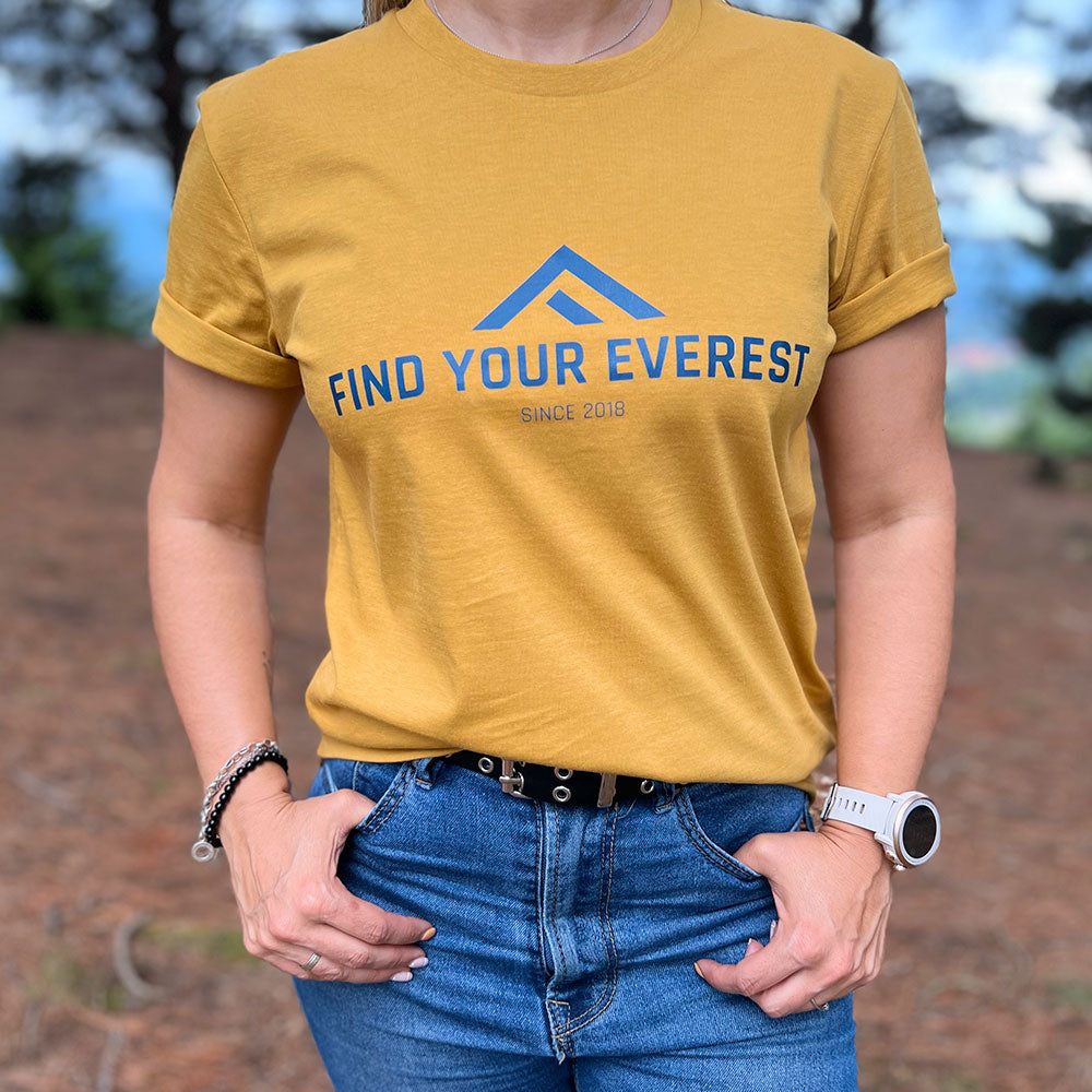 CAMISETA CASUAL FIND YOUR EVEREST LOGO MOSTAZA MUJER