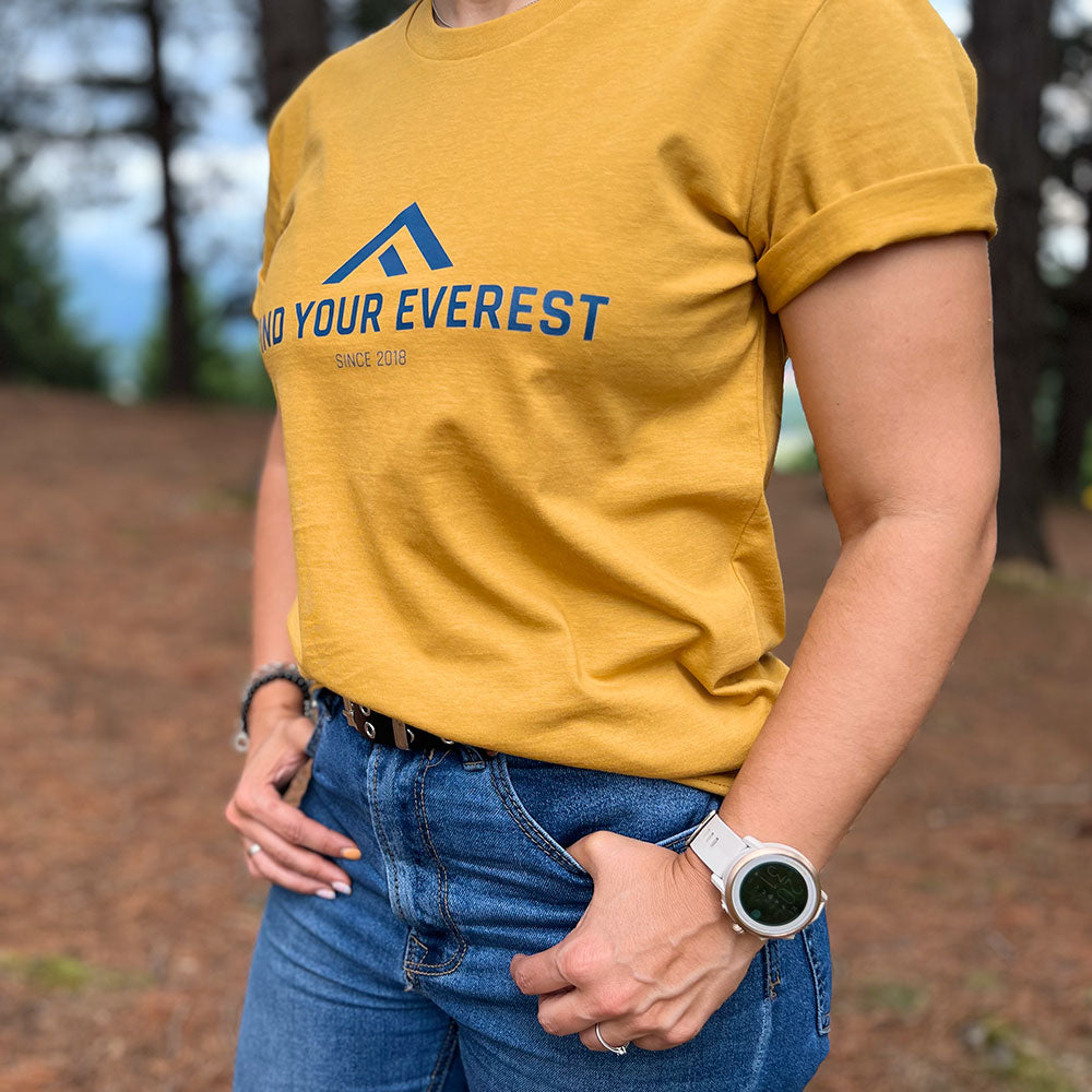 CAMISETA CASUAL FIND YOUR EVEREST LOGO MOSTAZA MUJER