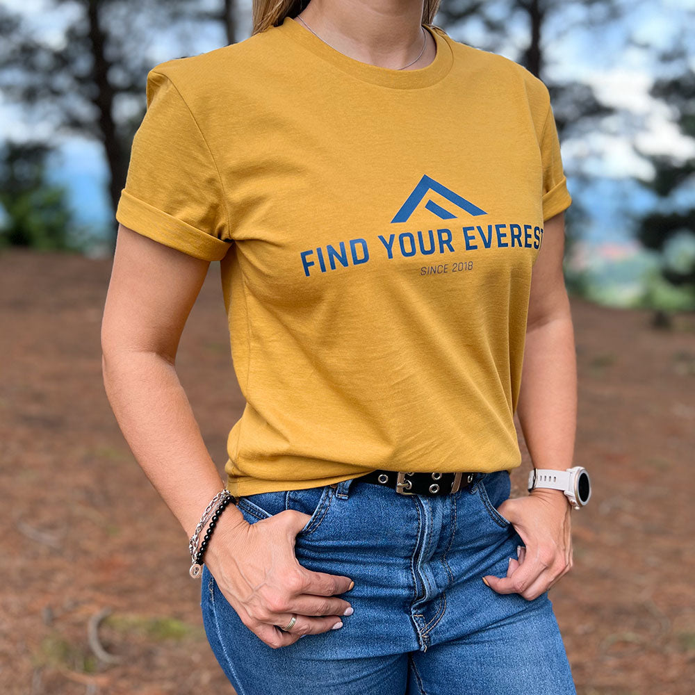 CAMISETA CASUAL FIND YOUR EVEREST LOGO MOSTAZA MUJER