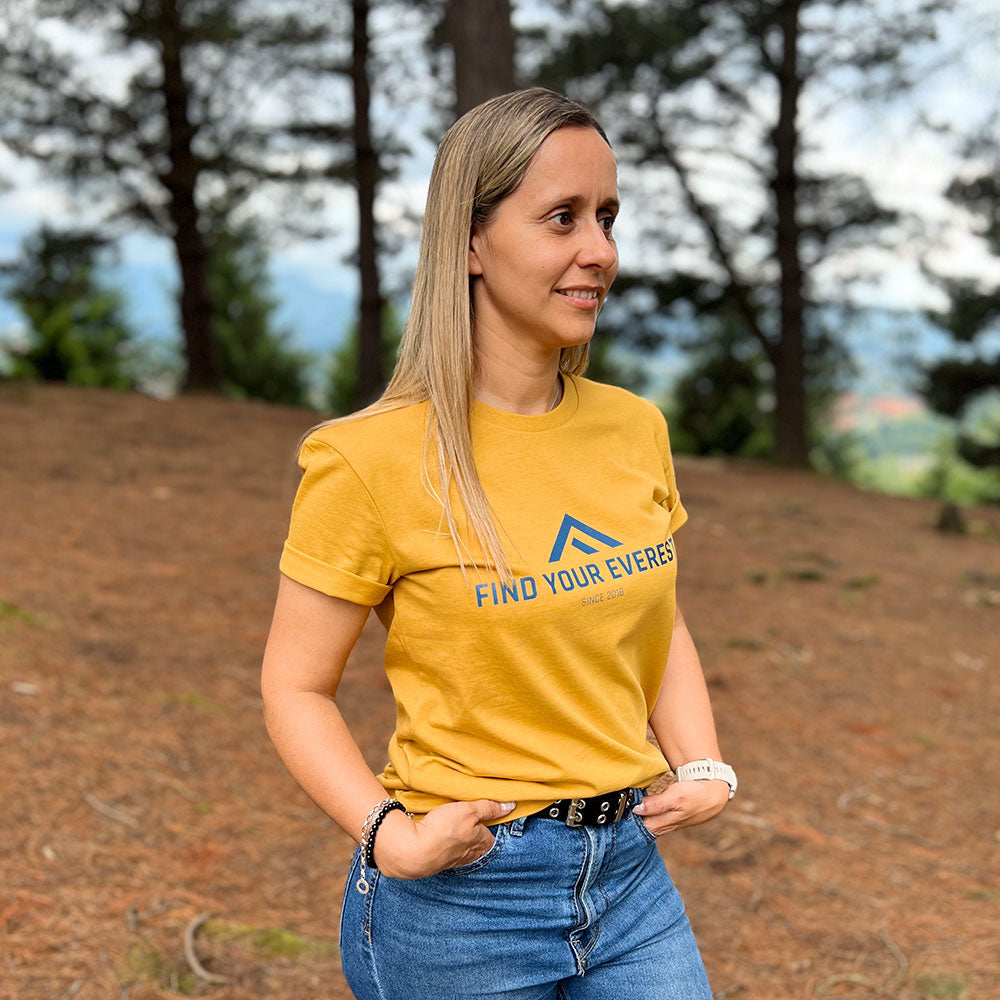 CAMISETA CASUAL FIND YOUR EVEREST LOGO MOSTAZA MUJER