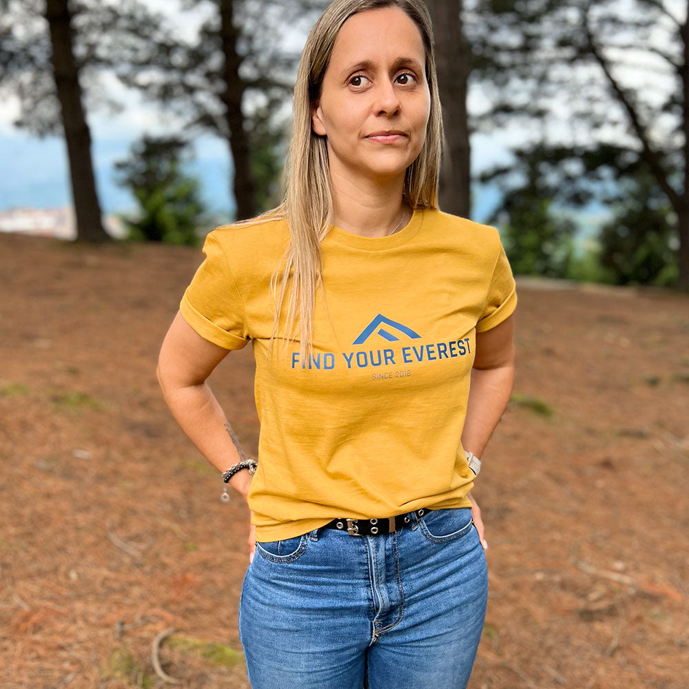 CAMISETA CASUAL FIND YOUR EVEREST LOGO MOSTAZA MUJER