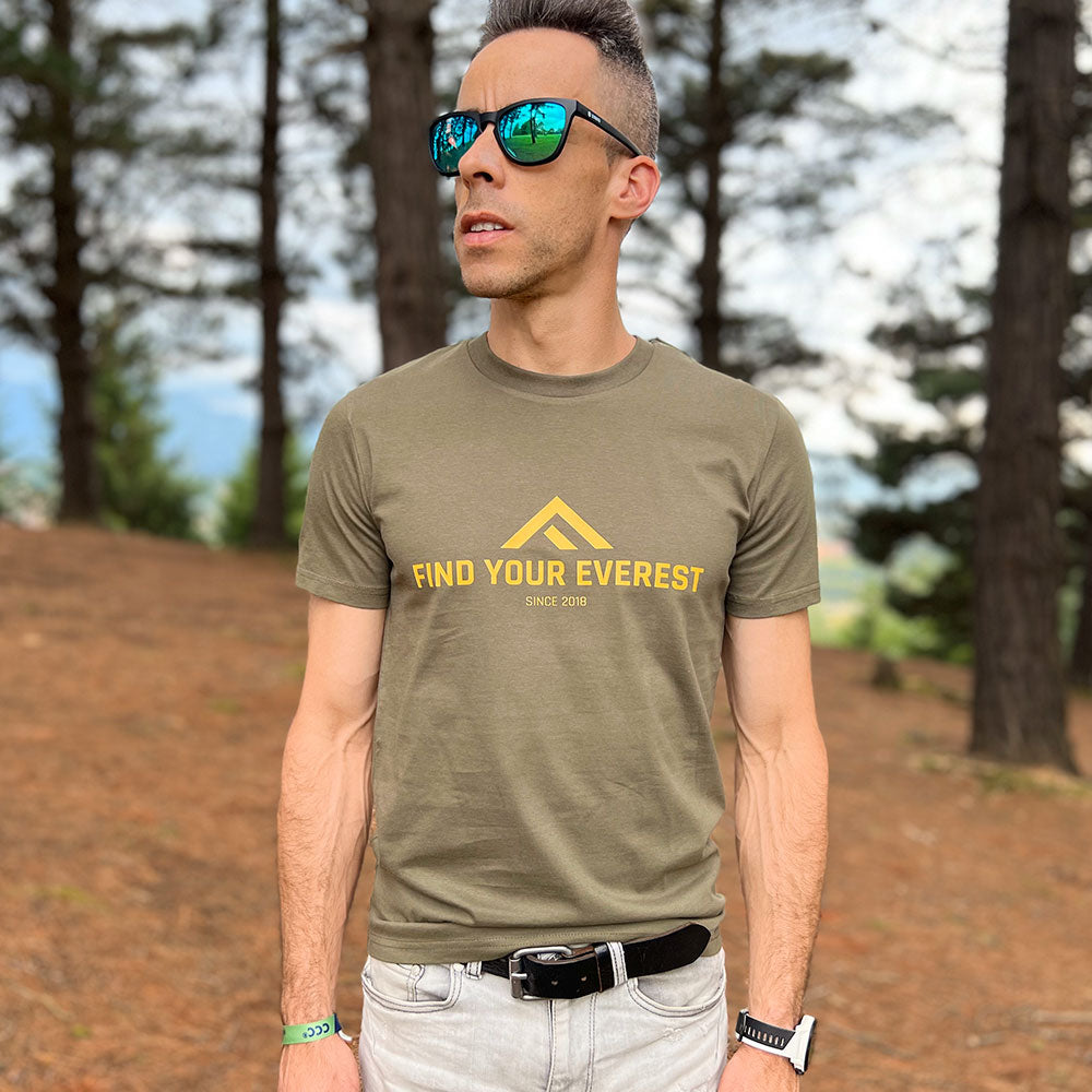 CAMISETA CASUAL FIND YOUR EVEREST LOGO VERDE GEO