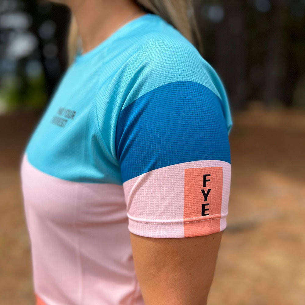CAMISETA TÉCNICA FIND YOUR EVEREST AZUL ROSA MUJER