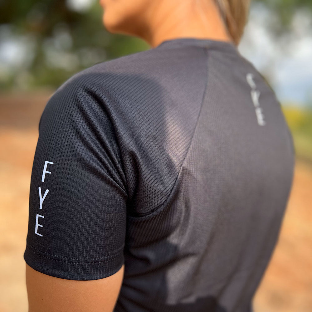 CAMISETA TÉCNICA FIND YOUR EVEREST NEGRO MUJER